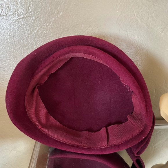 GRAND 1950s\' BURGUNDY FELT HAT WITH LARGE FELT BOW & RHINESTONE TRIM main image 9
